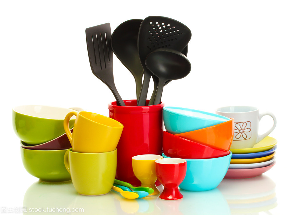 明亮的空碗、 杯子和孤立在白色的廚房用具